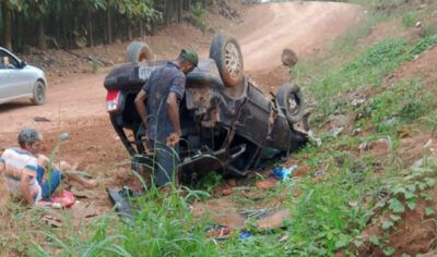 Jaru: Carro capota na Linha 605 e deixa três feridos; mulher é lançada para fora do veículo