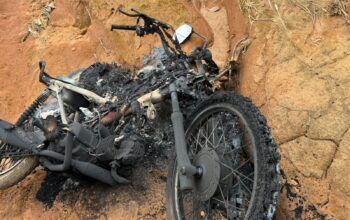 Motocicleta com registro de furto é encontrada queimada neste domingo (15), no setor 07