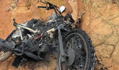 Motocicleta com registro de furto é encontrada queimada neste domingo (15), no setor 07