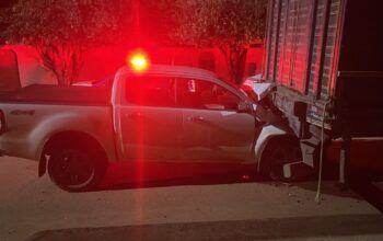 Jaru: Motorista fica ferida após caminhonete bater em caminhão Boiadeiro estacionado no Setor 02