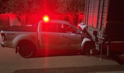 Jaru: Motorista fica ferida após caminhonete bater em caminhão Boiadeiro estacionado no Setor 02