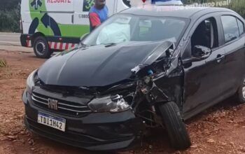 Veículo colide em carreta após perder controle de direção na BR-364 no trecho conhecido como "Curva dos Noivos"