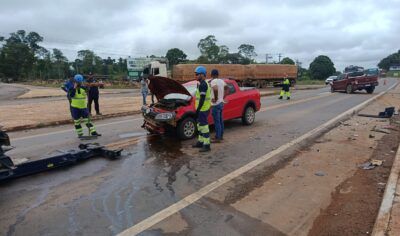 Colisão entre veículo Ford Ranger e Volkswagen Saveiro no trevo de acesso a Theobroma