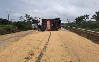 Carreta carregada com soja tomba na BR-364 e interdita pista entre Itapuã do Oeste e Candeias