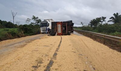 Carreta carregada com soja tomba na BR-364 e interdita pista entre Itapuã do Oeste e Candeias