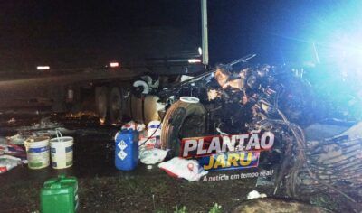 Impacto violento entre carretas deixa cabine destruída, óleo espalhado e rodovia bloqueada por horas entre Jaru e Ouro Preto