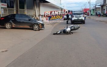 Jaru: saída de estacionamento termina em colisão entre carro e moto