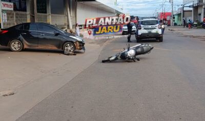 Jaru: saída de estacionamento termina em colisão entre carro e moto