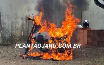 Moto de radialista pega fogo e é consumida pelas chamas no quintal de casa no setor 07 em jaru