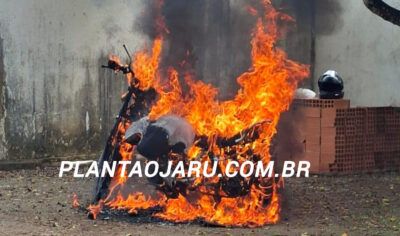 Moto de radialista pega fogo e é consumida pelas chamas no quintal de casa no setor 07 em jaru