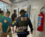 Ação rápida da PM salva empresário e criança de 10 anos trancados em porta-malas de carro de luxo em Ariquemes