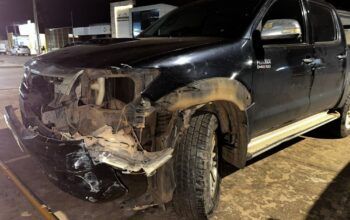 Jaru: Motorista perde controle de Hilux e destrói carro estacionado