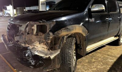 Jaru: Motorista perde controle de Hilux e destrói carro estacionado