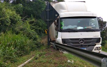 Jaru: Motorista perde controle e caminhão sai da pista na “Curva da Morte” na BR-364