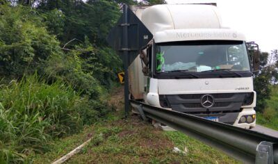 Jaru: Motorista perde controle e caminhão sai da pista na “Curva da Morte” na BR-364