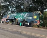 Ônibus da banda Mastruz com Leite sai da pista e bate em árvore durante viagem para show no Pará