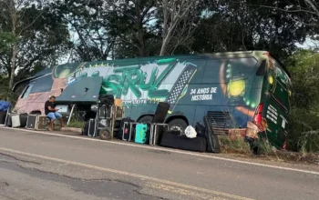 Ônibus da banda Mastruz com Leite sai da pista e bate em árvore durante viagem para show no Pará