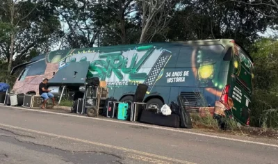 Ônibus da banda Mastruz com Leite sai da pista e bate em árvore durante viagem para show no Pará