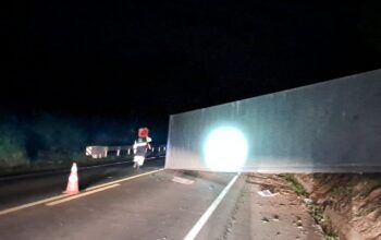 Carreta carregada de soja tomba na BR-364 entre Ariquemes e Jaru e deixa trânsito em pare e siga