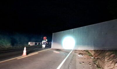 Carreta carregada de soja tomba na BR-364 entre Ariquemes e Jaru e deixa trânsito em pare e siga
