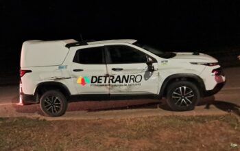 Jaru: Caminhonete atinge lateral de veículo oficial do Detran na BR-364 próximo a Gima
