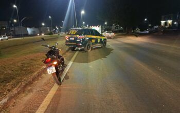 Jaru: Colisão entre Honda CG Fan e motocicleta elétrica deixa mulher ferida na Avenida JK