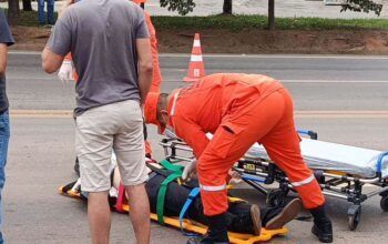 Jaru: Colisão entre motocicleta e Volkswagen Gol deixa motociclista ferido na BR-364 em Jaru