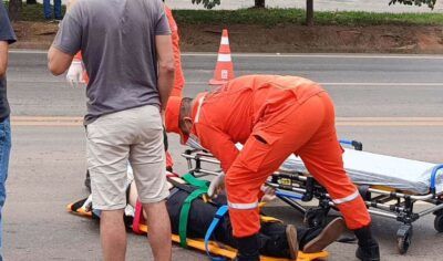 Jaru: Colisão entre motocicleta e Volkswagen Gol deixa motociclista ferido na BR-364 em Jaru