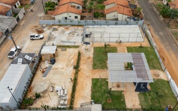 Praça e quadra Poliesportiva do Jardim Primavera estão em fase final de construção; local terá ponto de ônibus climatizado e espaços destinados à prática de esportes e convívio social