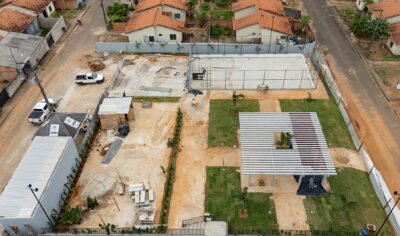 Praça e quadra Poliesportiva do Jardim Primavera estão em fase final de construção; local terá ponto de ônibus climatizado e espaços destinados à prática de esportes e convívio social