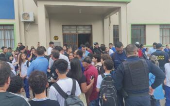 Adolescente de 13 anos armado invade escola e mata duas funcionárias em Rio Branco