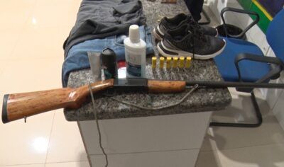 Suspeitos com ligação a facção criminosa são detidos com arma e munições em Cacoal