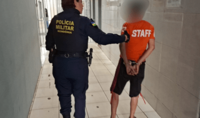 MULHER ARMADA COM FACÃO É CONTIDA EM FRENTE A ESCOLA