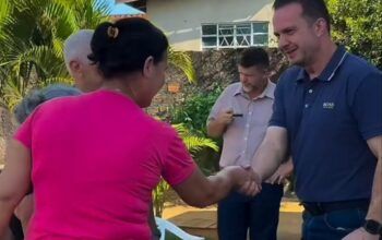 Dr. Luis do Hospital é recebido por amigos e moradores durante visita a Vale do Paraíso neste sábado