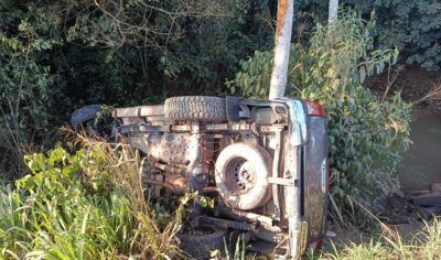 jaru: Hilux sai da pista ao tentar evitar colisão e para em ribanceira próximo a igarapé na Br-364