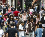 O Brasil atingiu uma marca histórica ao ultrapassar 62 milhões de pessoas com 50 anos ou mais, segundo o IBGE.