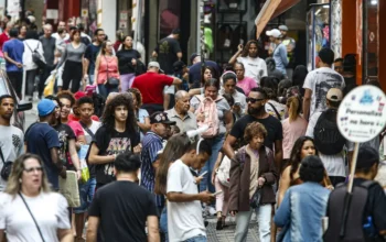 O Brasil atingiu uma marca histórica ao ultrapassar 62 milhões de pessoas com 50 anos ou mais, segundo o IBGE.