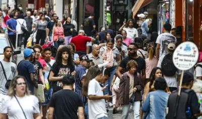 O Brasil atingiu uma marca histórica ao ultrapassar 62 milhões de pessoas com 50 anos ou mais, segundo o IBGE.