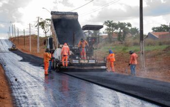 Obras de pavimentação da Linha 625 avançam; novo trecho começa a receber capa asfáltica