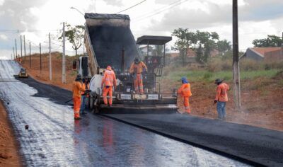 Obras de pavimentação da Linha 625 avançam; novo trecho começa a receber capa asfáltica