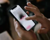 Pesquisa aponta que brasileiros fazem "dossiê digital" antes de se relacionar