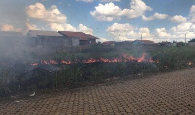 Período de estiagem aumenta risco de incêndios; Prefeitura de Jaru reforça canais para denúncias de queimadas urbanas