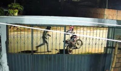 Motocicleta é furtada de residência durante a madrugada em Jaru; ação foi registrada por câmeras