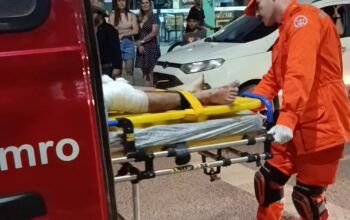 Jaru: Colisão entre Honda Bros e carro deixa duas pessoas feridas na Av Dom Pedro