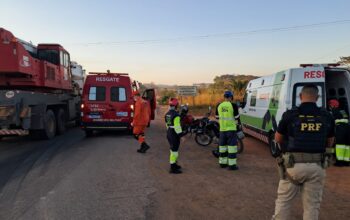 Jaru: Motociclista tenta ultrapassar pelo acostamento, cai e sofre fratura exposta na Br-364