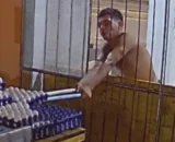 Homem usa cabos de vassoura para furtar ovos de comércio – VEJA O VÍDEO