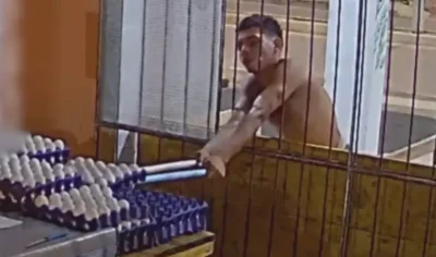 Homem usa cabos de vassoura para furtar ovos de comércio – VEJA O VÍDEO