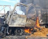 Grave acidente entre caminhão boiadeiro e carreta carregada de açúcar provoca incêndio e interdita totalmente a BR-364 entre Jaru e Ariquemes
