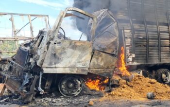 Grave acidente entre caminhão boiadeiro e carreta carregada de açúcar provoca incêndio e interdita totalmente a BR-364 entre Jaru e Ariquemes