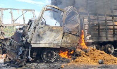 Grave acidente entre caminhão boiadeiro e carreta carregada de açúcar provoca incêndio e interdita totalmente a BR-364 entre Jaru e Ariquemes